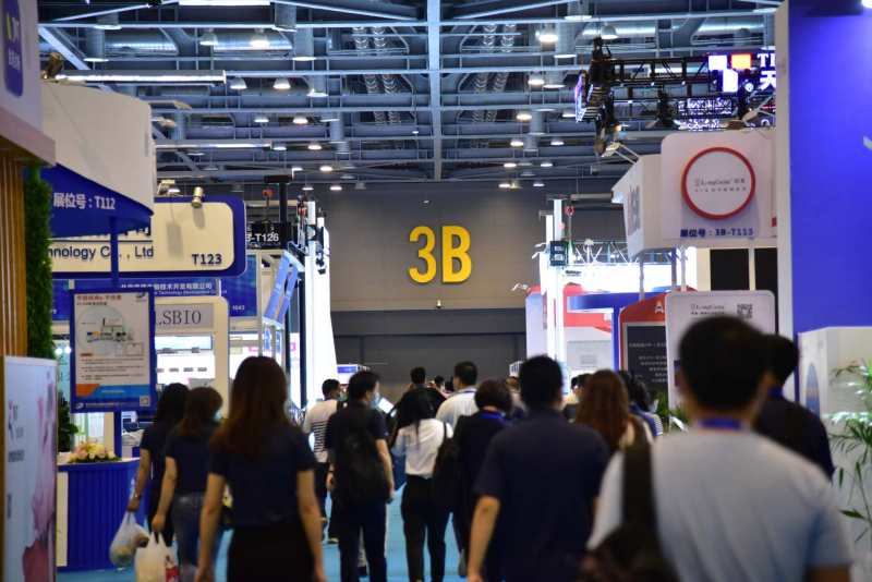 走廊展览人流2.jpg