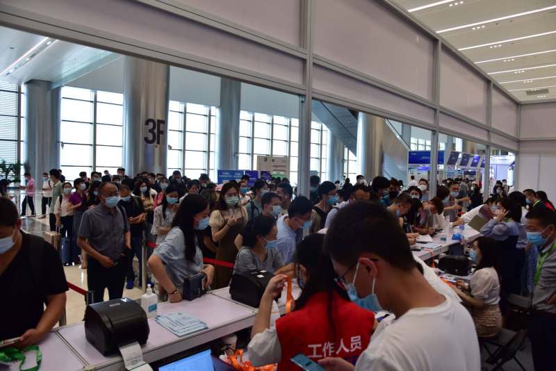 走廊展览人流1.jpg
