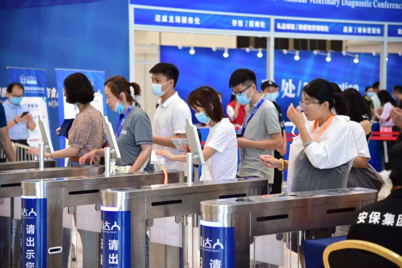 走廊展览人流5.jpg